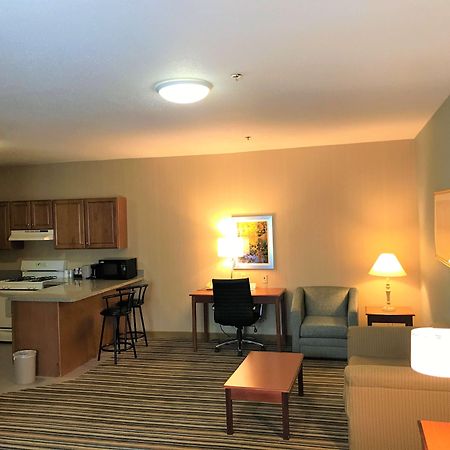 Best Western Plus New England Inn & Suites Berlin Exterior photo