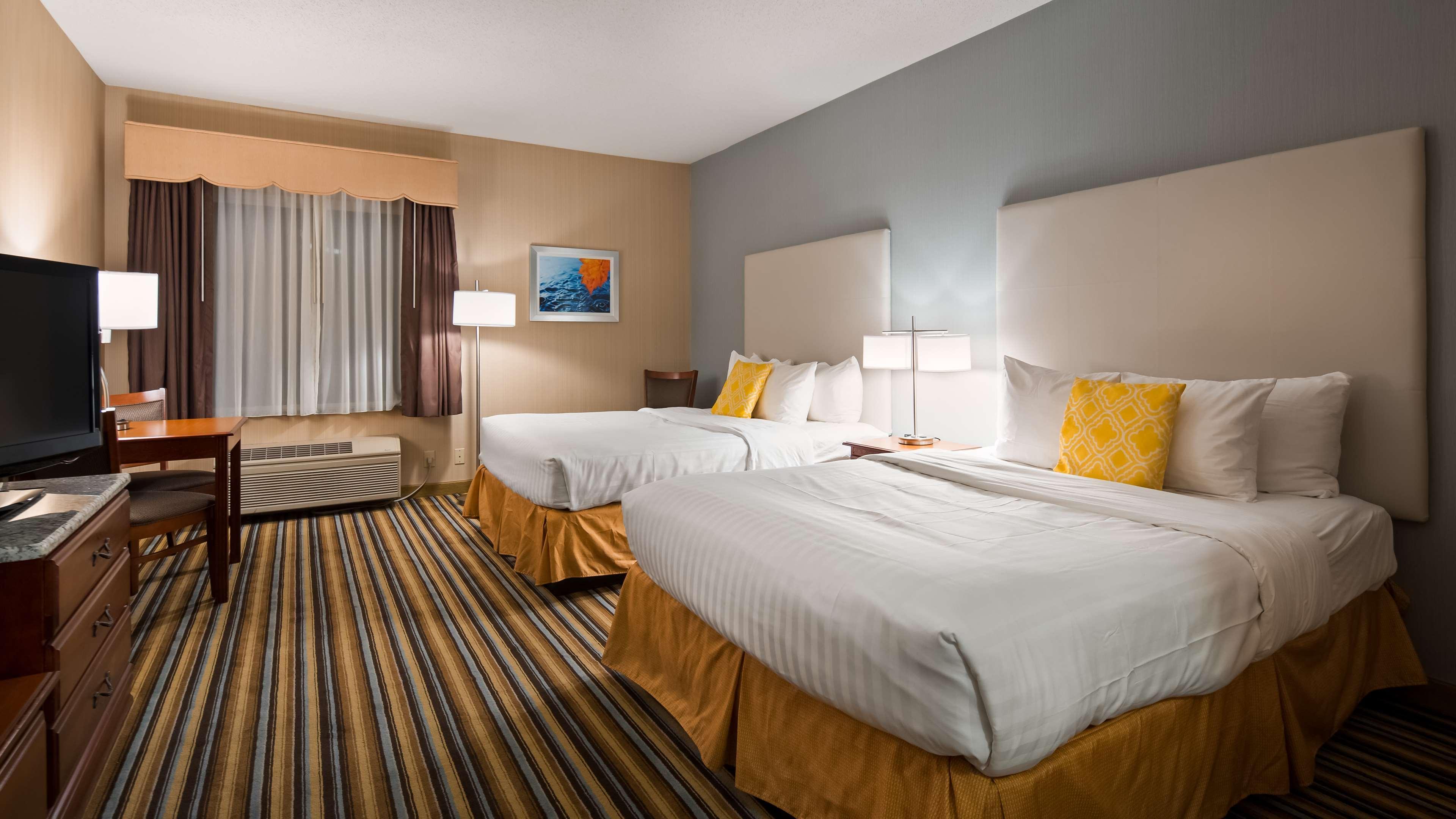 Best Western Plus New England Inn & Suites Berlin Exterior photo