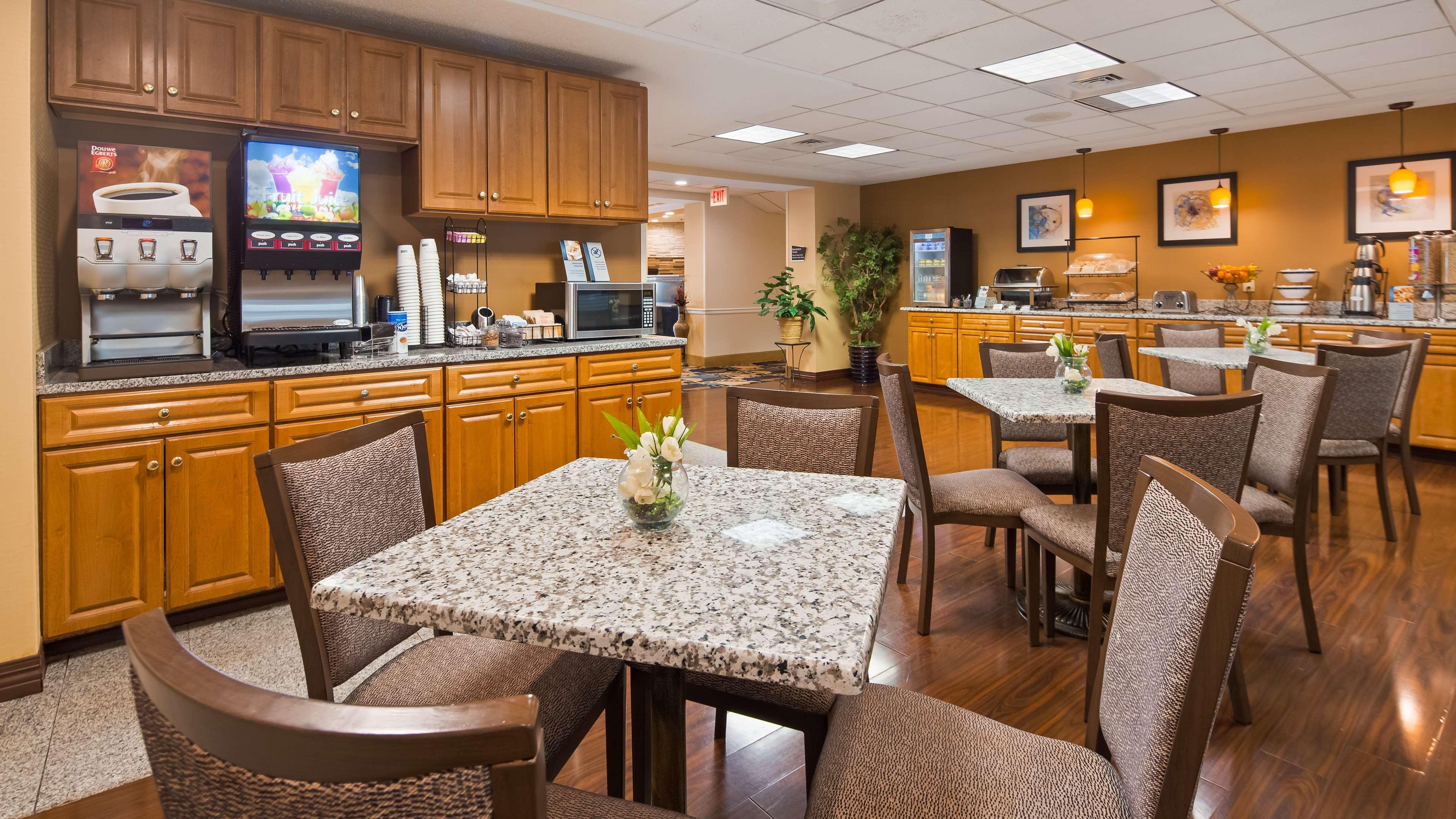 Best Western Plus New England Inn & Suites Berlin Exterior photo