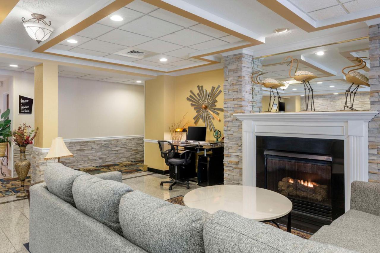 Best Western Plus New England Inn & Suites Berlin Exterior photo