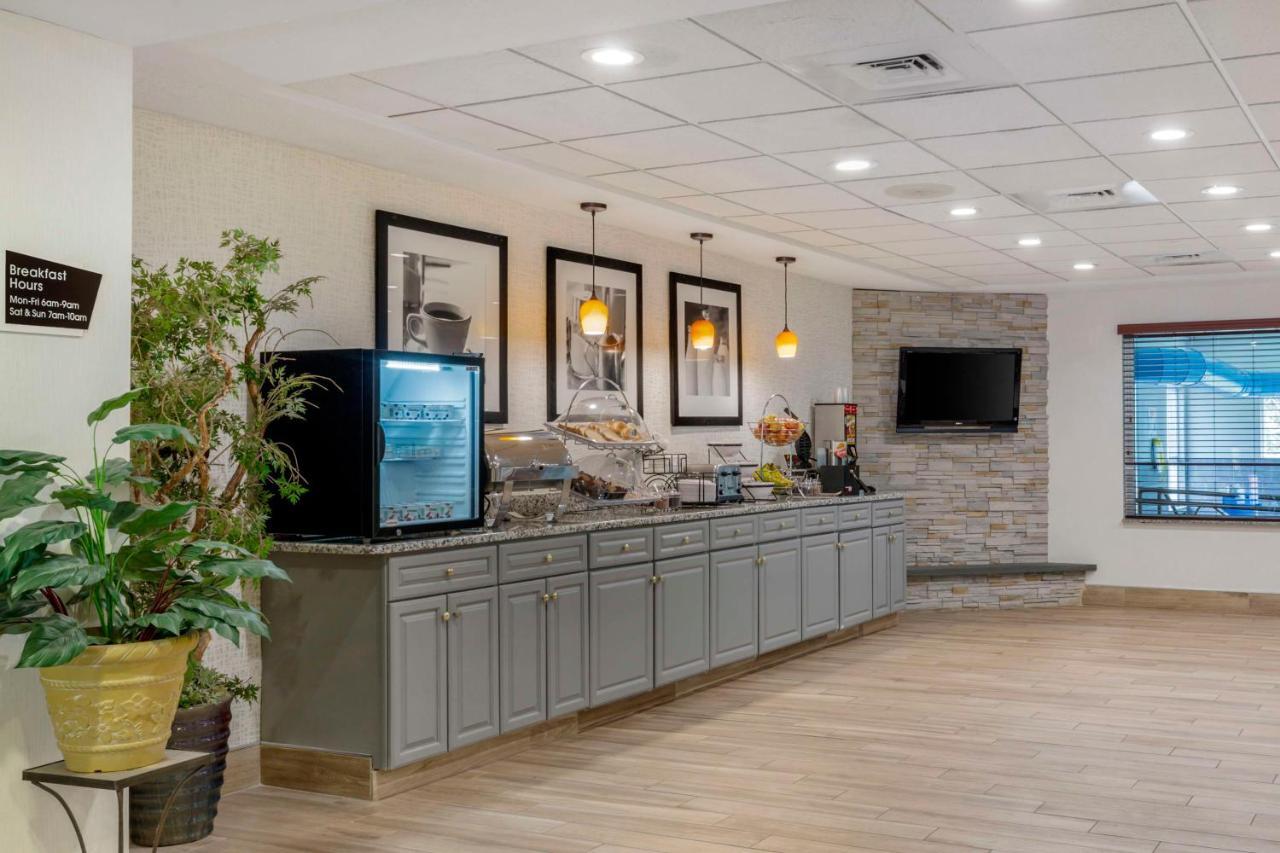 Best Western Plus New England Inn & Suites Berlin Exterior photo