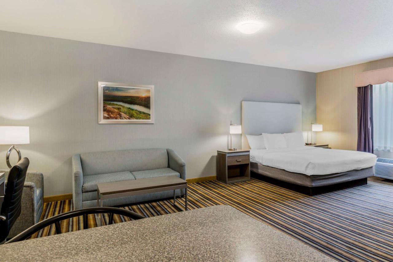 Best Western Plus New England Inn & Suites Berlin Exterior photo