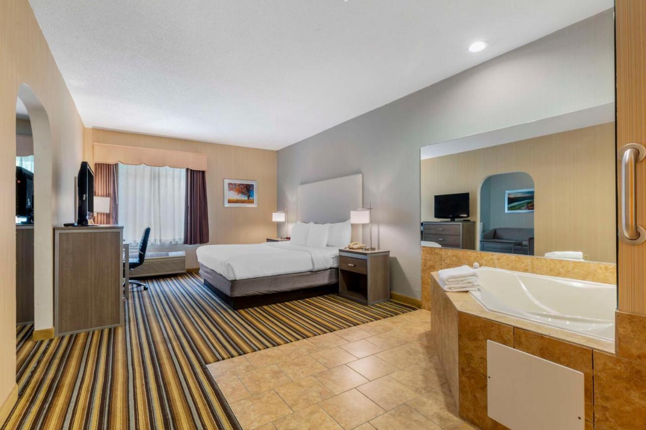 Best Western Plus New England Inn & Suites Berlin Exterior photo