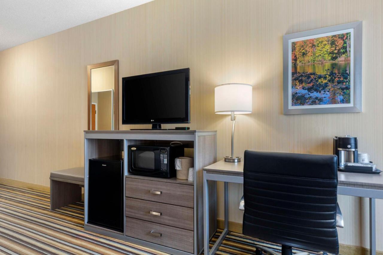 Best Western Plus New England Inn & Suites Berlin Exterior photo