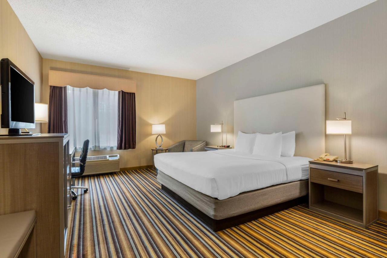 Best Western Plus New England Inn & Suites Berlin Exterior photo