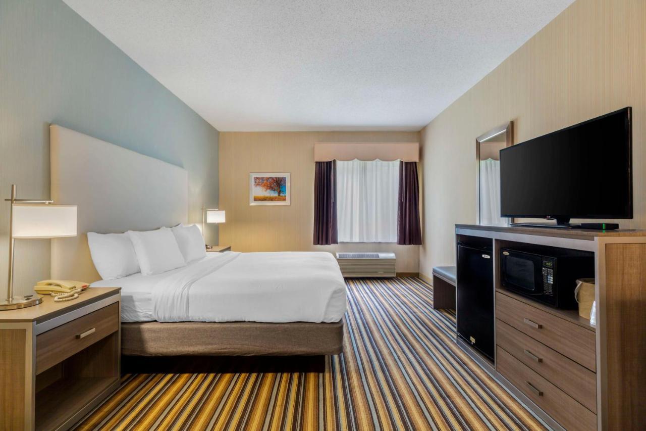 Best Western Plus New England Inn & Suites Berlin Exterior photo