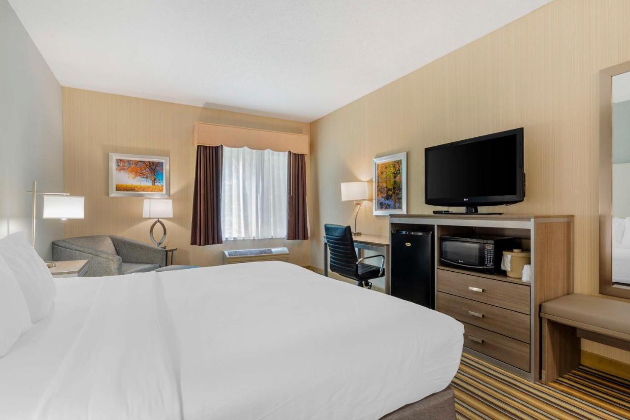 Best Western Plus New England Inn & Suites Berlin Exterior photo