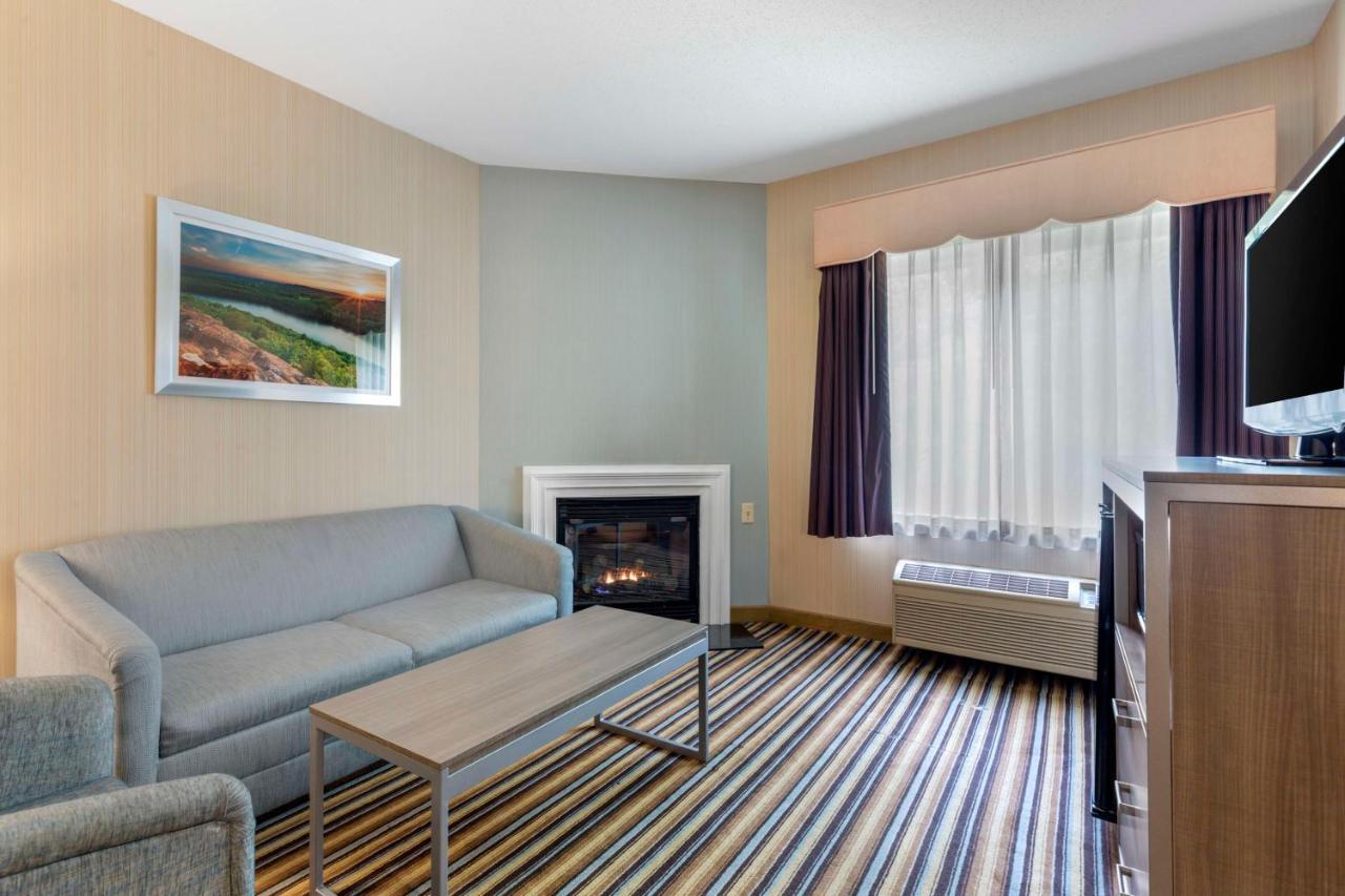 Best Western Plus New England Inn & Suites Berlin Exterior photo