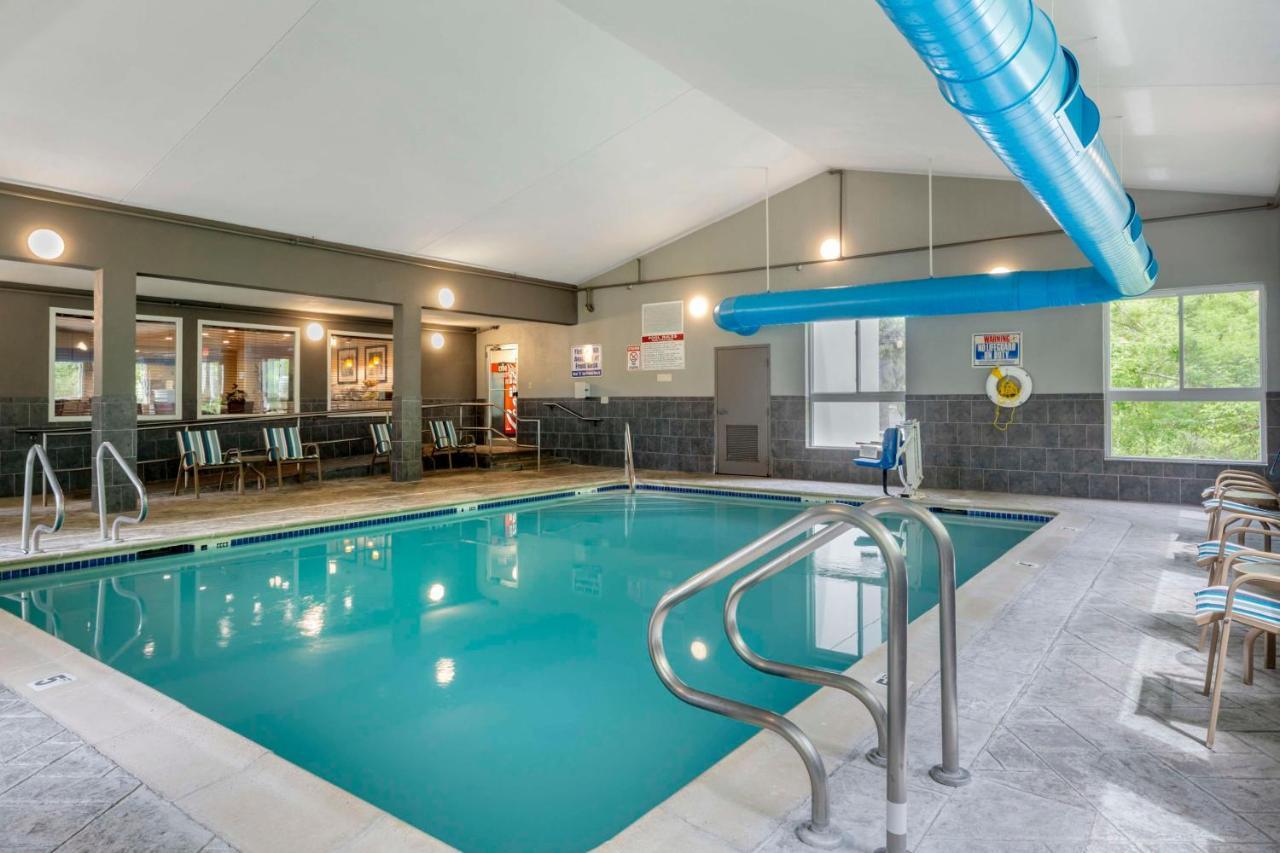 Best Western Plus New England Inn & Suites Berlin Exterior photo
