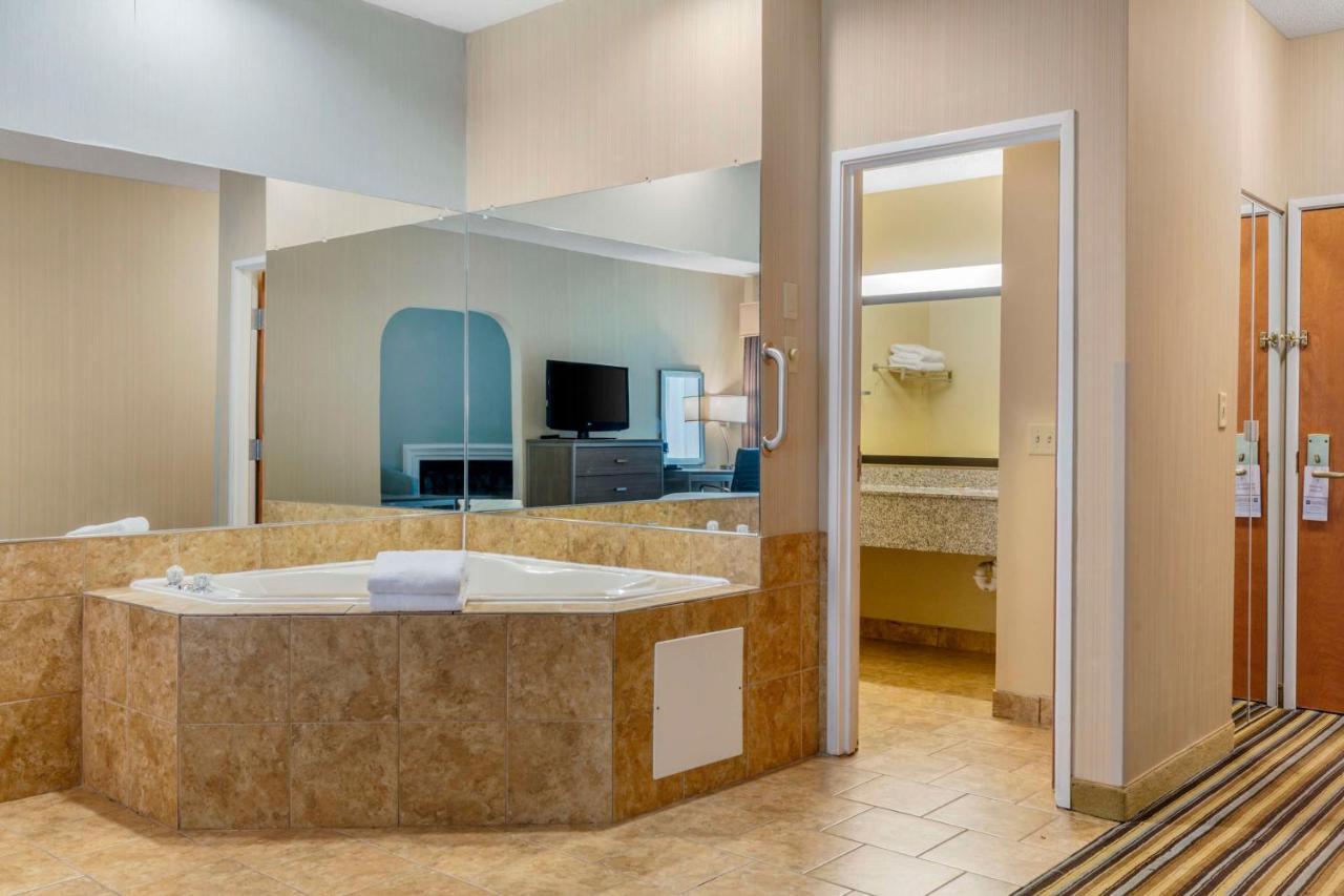 Best Western Plus New England Inn & Suites Berlin Exterior photo