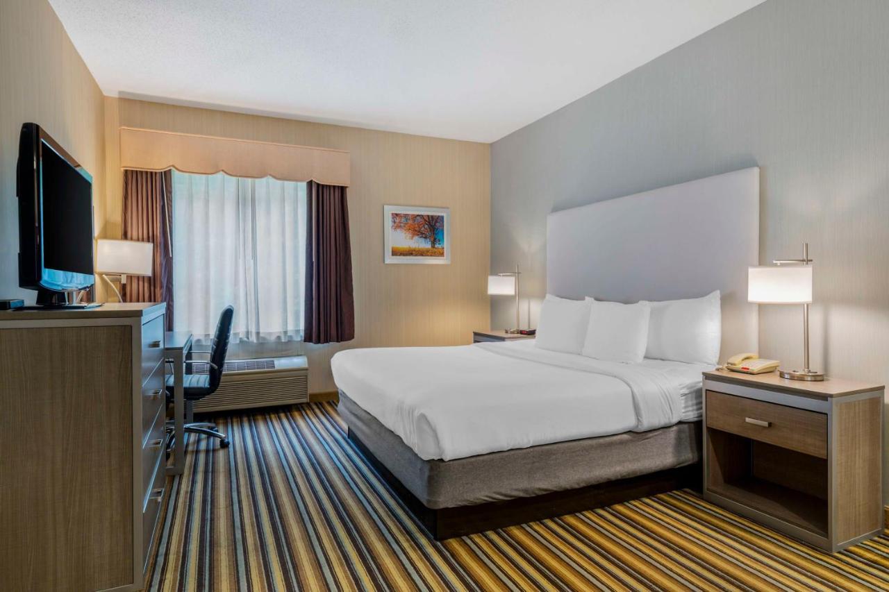 Best Western Plus New England Inn & Suites Berlin Exterior photo